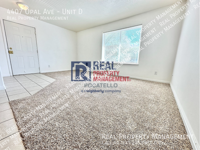 Building Photo - 2 Bedroom 1 bath Apartment - Small dog all...