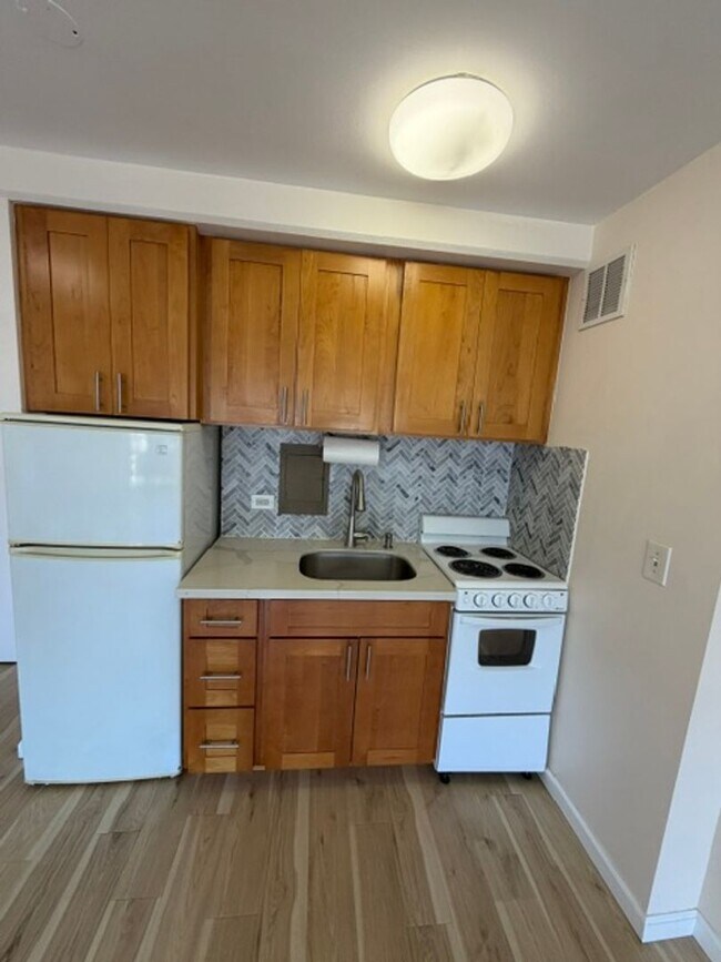 Building Photo - Bright Updated 1 bedroom with covered parking. ALL utilities included