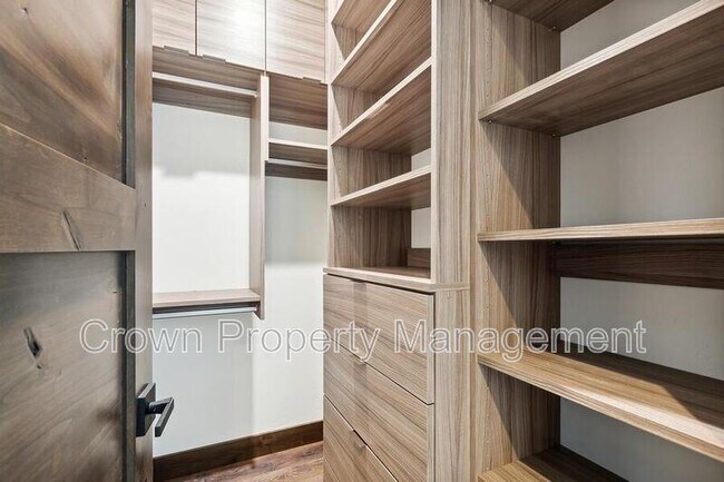 Building Photo - 317 Akers Ln