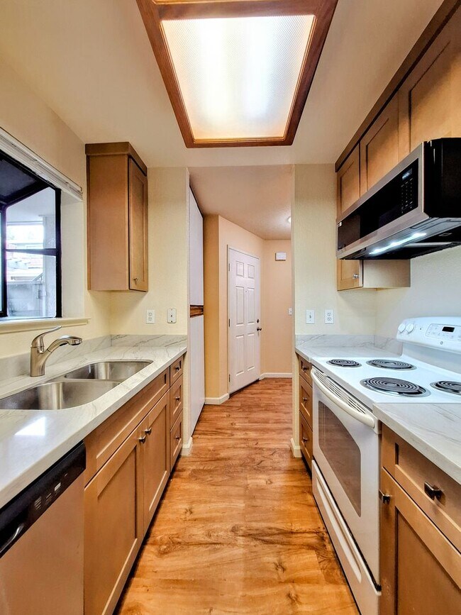 Building Photo - Refurbished Condo on 1st Floor With Laundry, Patio, Garage; Next to Pool!