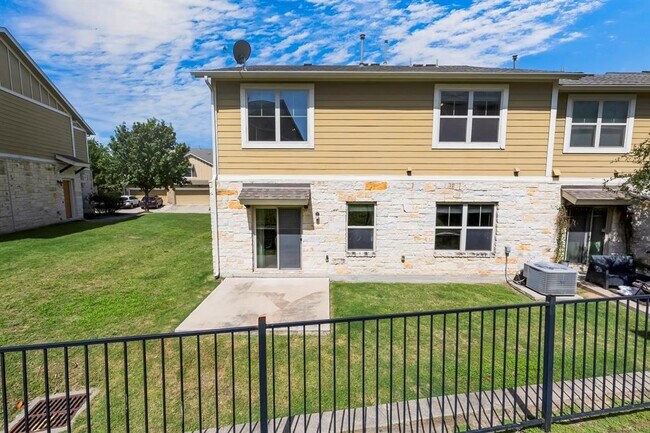 Building Photo - 1620 Bryant Dr