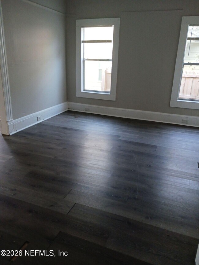 Building Photo - 1137 E 14th St