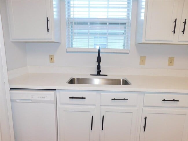 Building Photo - 94 Rock Garden Pl