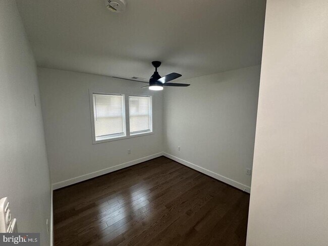 Building Photo - 744 E Cold Spring Ln