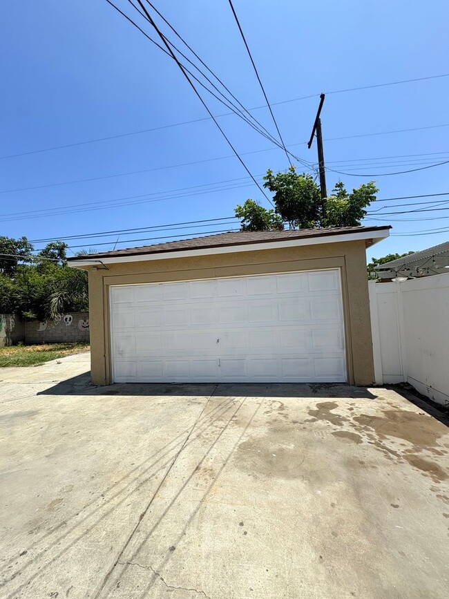 Building Photo - Gorgeous Remodeled 4 bedrooms 2 Bathroom.