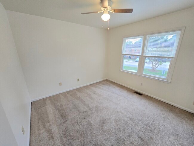 Building Photo - SPACIOUS 4 BED/2.5 TOWNHOME IN GREAT NECK!...