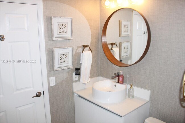 Building Photo - 2568 Jardin Pl