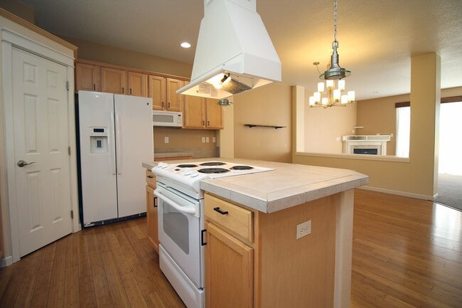 Building Photo - 21410 NE Rosewood Dr