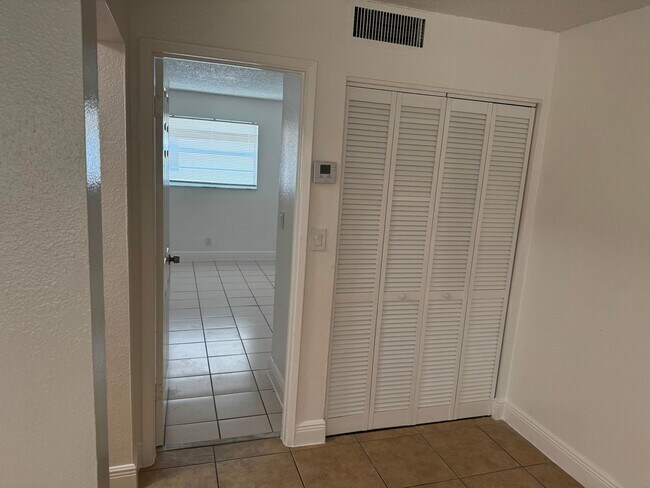 Building Photo - One bedroom apartment in Pompano Beach