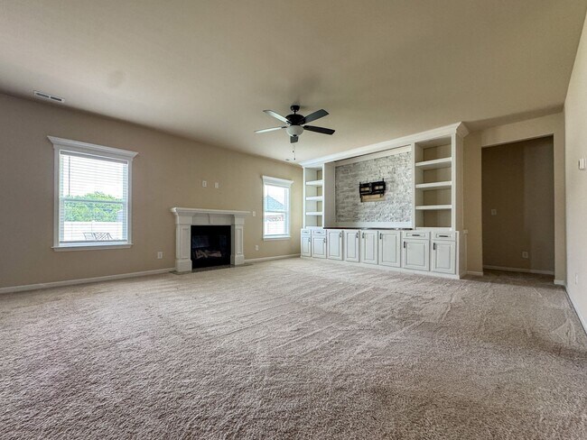 Building Photo - Stunning 5 Bed 4.5 Bath Fayetteville Home with Fenced Yard
