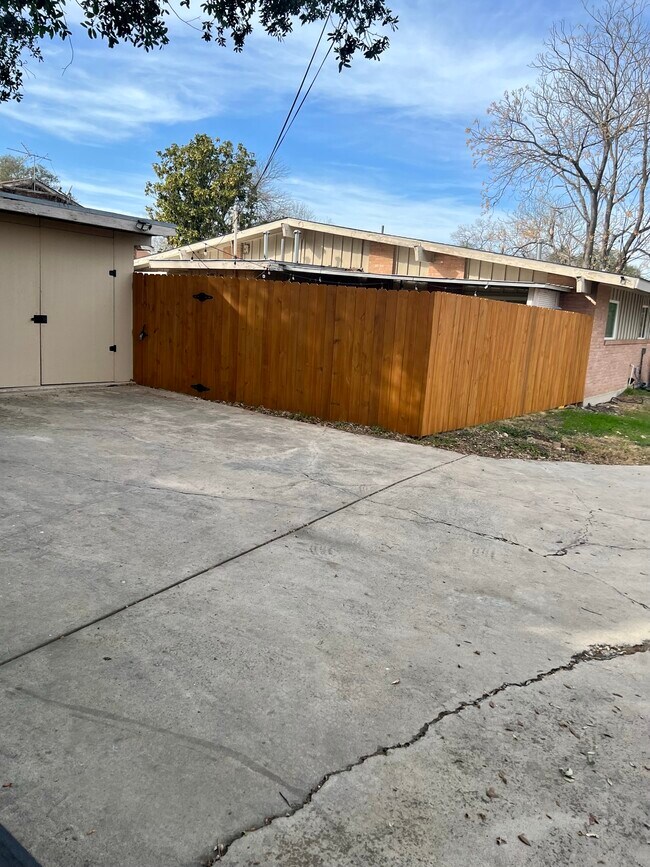 Building Photo - 3216 Urban Crest Dr