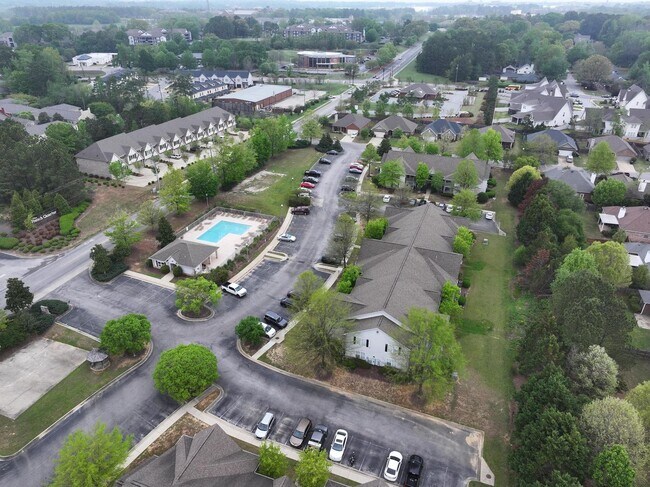 Building Photo - 2 Bedroom 2 Bath Condo on Donahue Dr