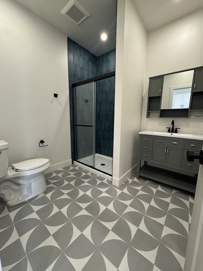 Building Photo - 715 W 9th Ave