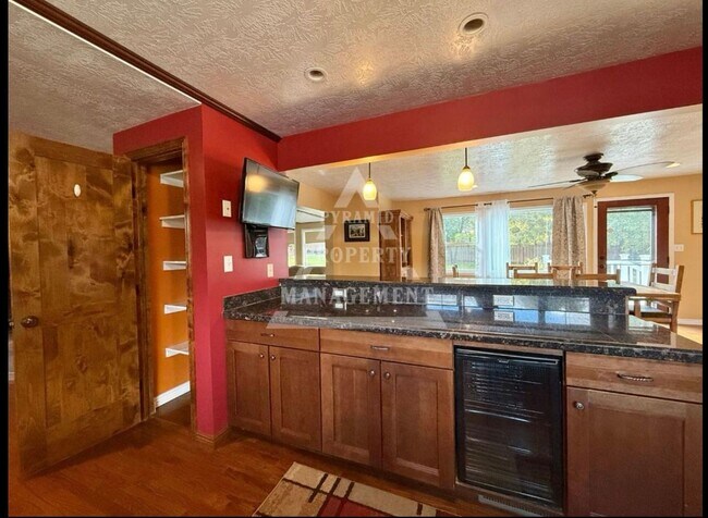 Building Photo - Beautiful Millcreek Home!