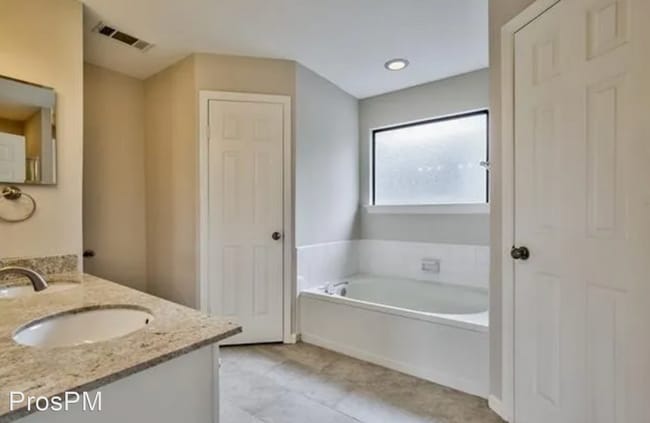 Building Photo - 5 br, 2.5 bath House - 2117 Summit Dr