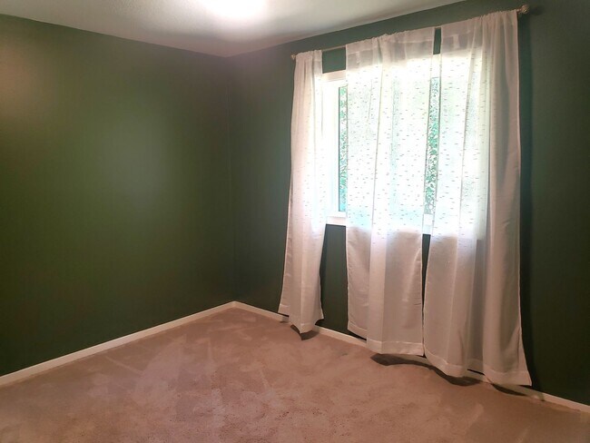 Building Photo - Charming Milwaukie House with Beautiful Ba...