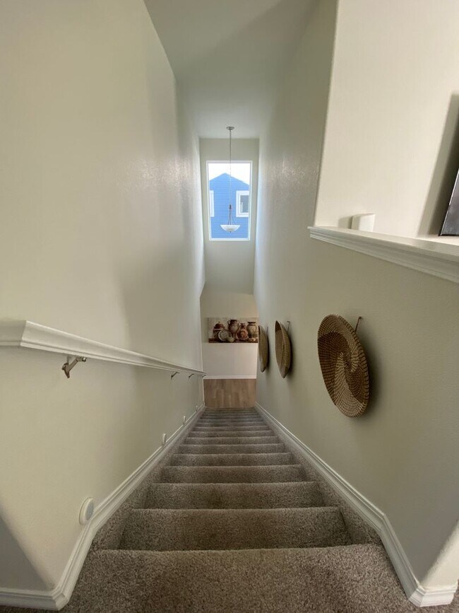 Building Photo - Stunning 3 Bedroom in NE Springs!
