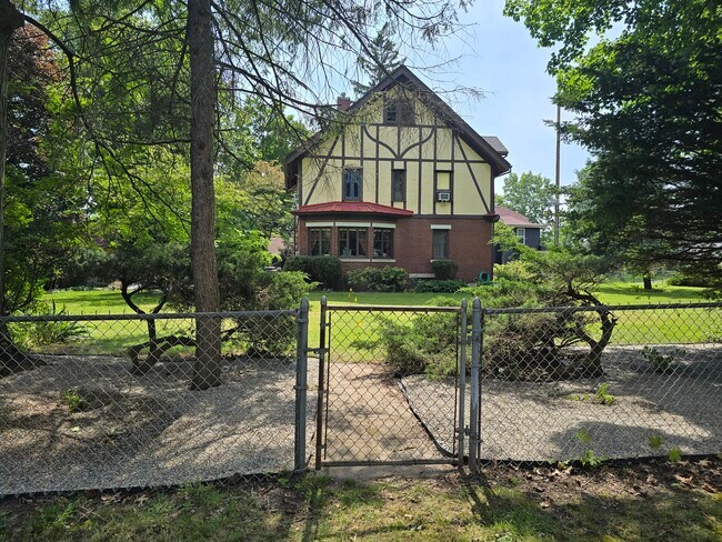Building Photo - 1004 Weller Ave