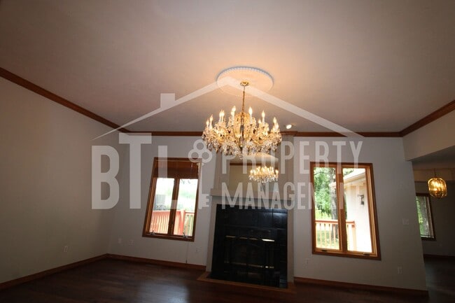 Building Photo - Beautiful 3 Bedroom 2 Bathroom Home!