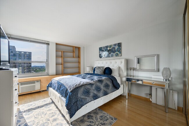 Building Photo - 1255 N Sandburg Terrace