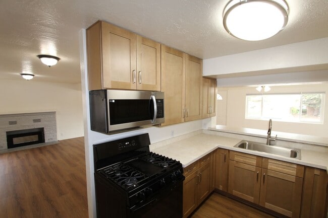 Building Photo - 4 bedroom Sunnyside Home