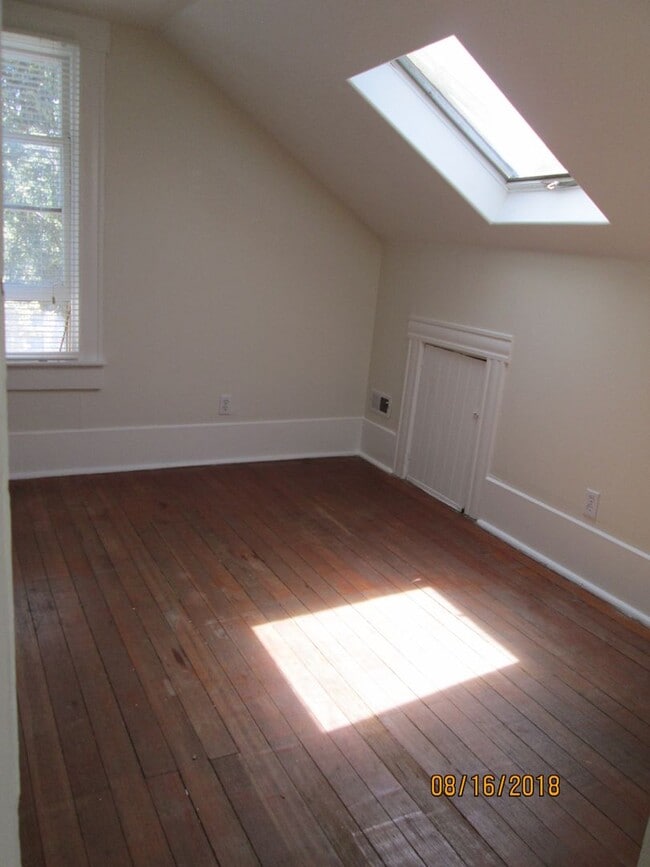 Building Photo - *DEPOSIT PENDING* Charming 2 Bedroom, 1 Bathroom with loft near Downtown.