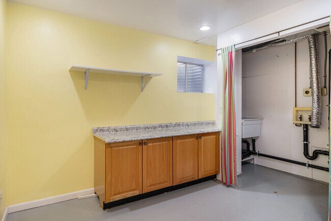 Building Photo - 3 Bedroom 2 Bathroom End Unit Townhome!