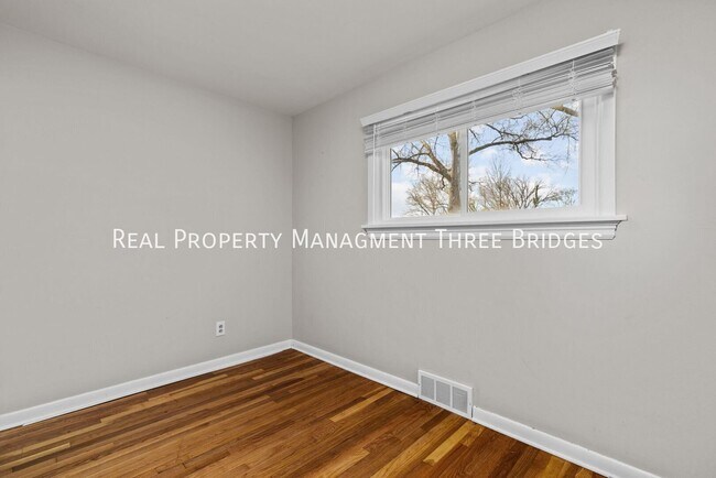 Building Photo - 110 Birchwood Dr