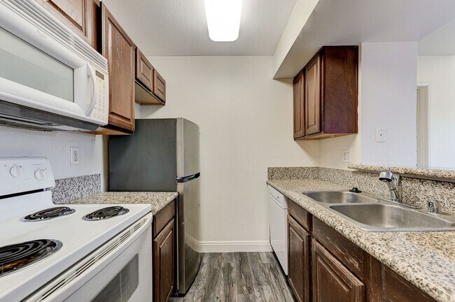 Building Photo - Charming 2 Bed 2 Bath!