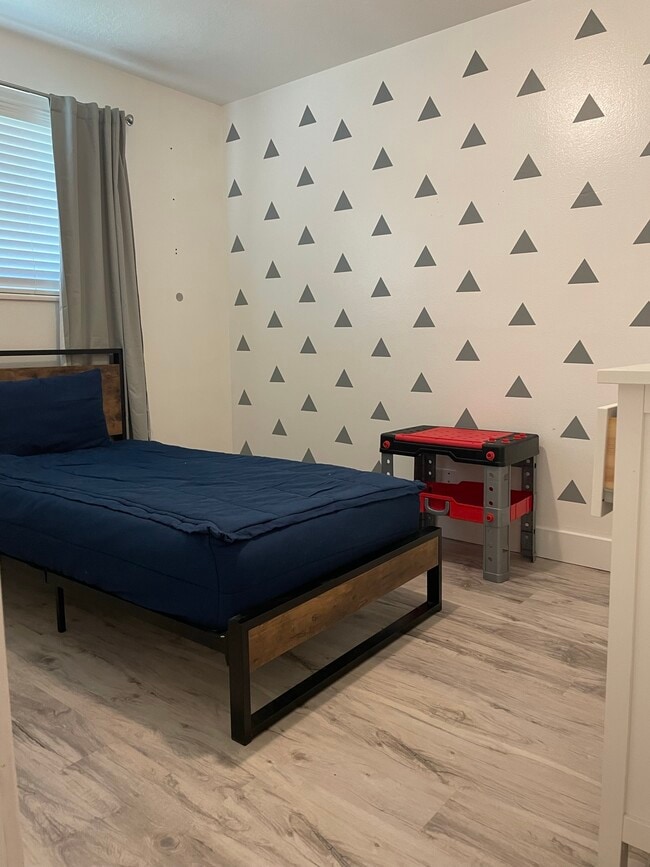 Building Photo - 1011 W 600 S