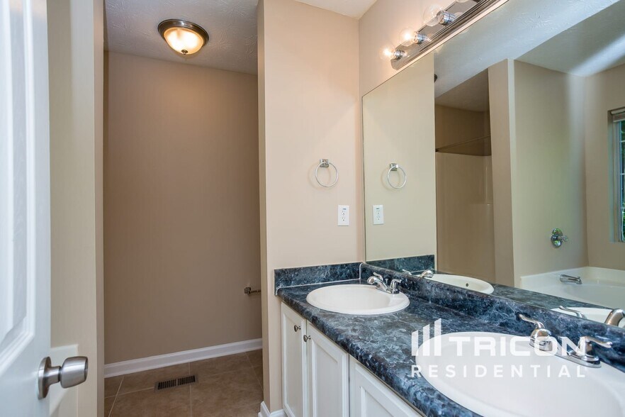 Building Photo - 5795 Wellborn Oaks Ct