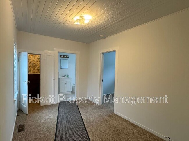 Building Photo - 17900 Noll Rd NE