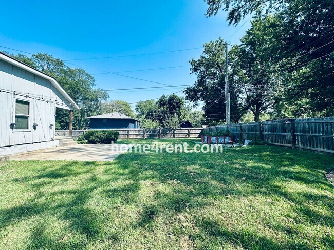 Building Photo - Overland Park Raised Ranch, Primary Suite ...