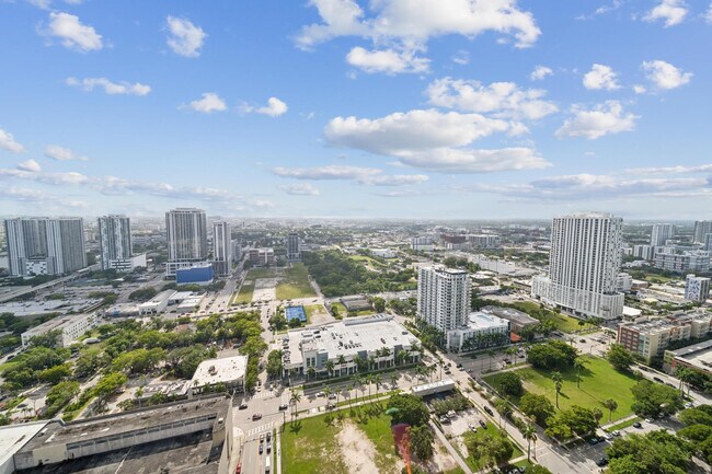 Building Photo - 1750 N Bayshore Dr