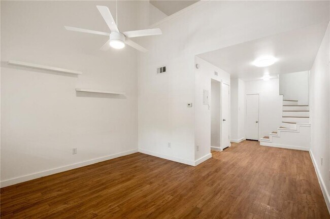 Building Photo - 404 W 35th St