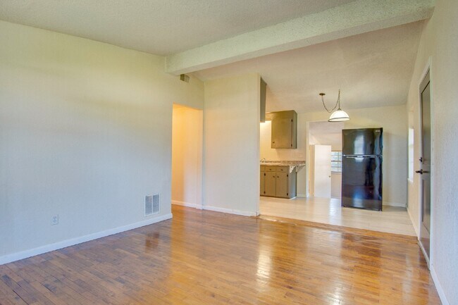 Building Photo - Pensacola 3BR Home with Bonus Den, Hardwood Floors & Fenced Backyard-Coming Available 8/17.