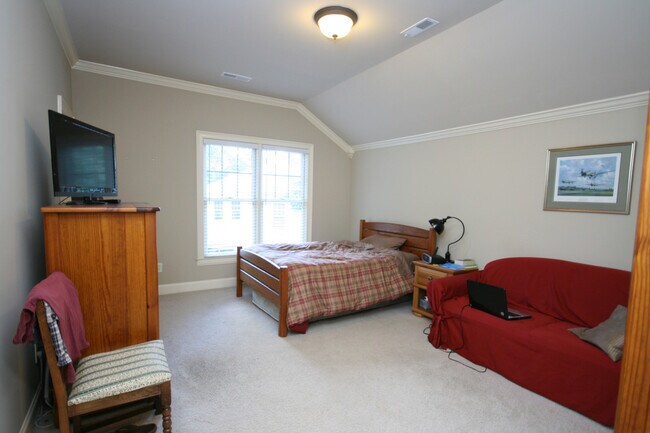 Building Photo - 27 Carriage Hill