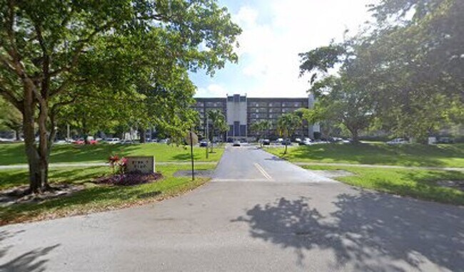 Building Photo - Beautiful 2/2 Waterview in Davie/Nova