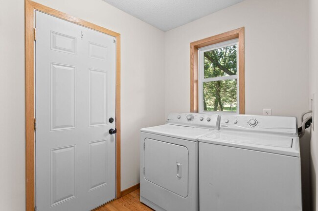 Building Photo - Rent in Andover 4 bd 3 ba 5 garage stalls, 1 AC avail NOW: $2,895/mo plus utilities.