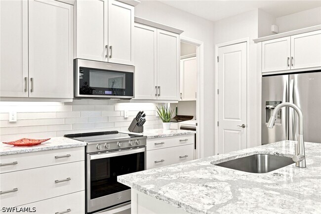 Building Photo - 7239 Saona CT