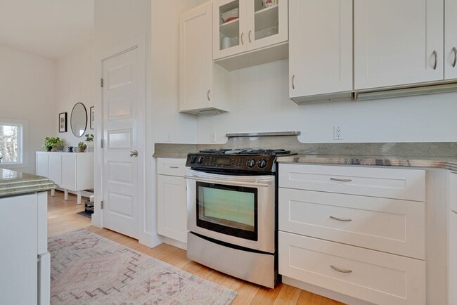 Building Photo - Stunning 4 Bed 2.5 Bath Steps from Willards Beach