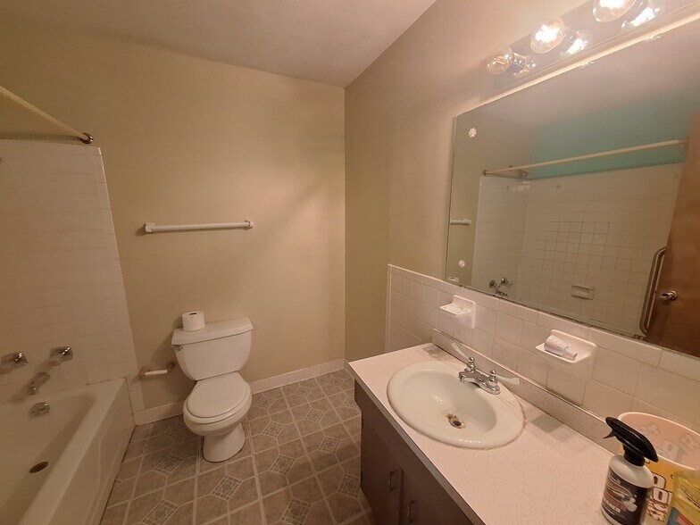 Building Photo - 6817 Holly Lake Dr