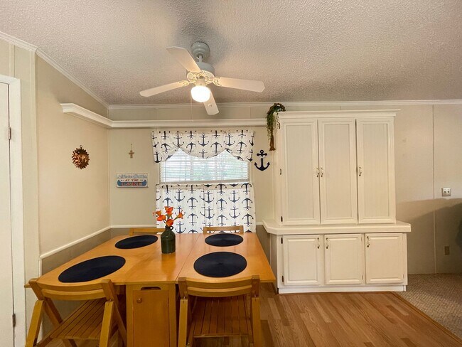 Building Photo - Recently renovated-3 bedroom/2 bathroom home-fully furnished-located in Tanglewood Subdivision