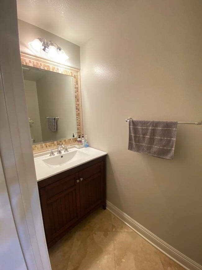 Building Photo - Luxurious 4 Bedroom Fullerton House For Re...