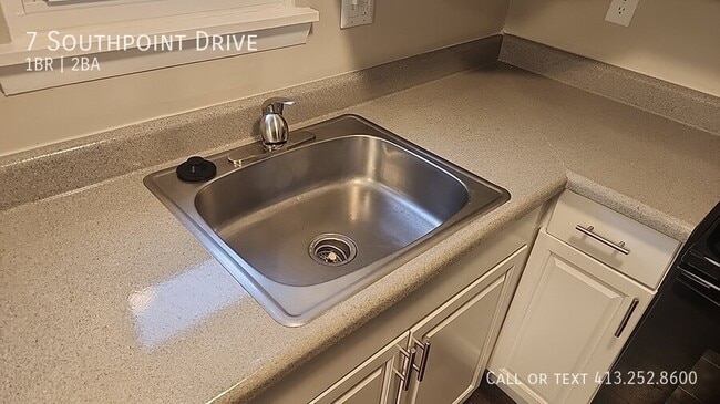 Building Photo - 7 Southpoint Dr