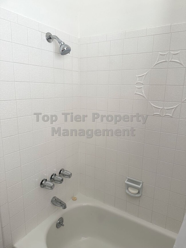 Building Photo - Beautiful 3 bed / 2 bath / 1,648 sqft hous...