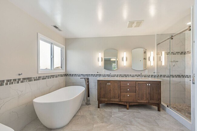 Building Photo - Remodeled 6-Bedroom House