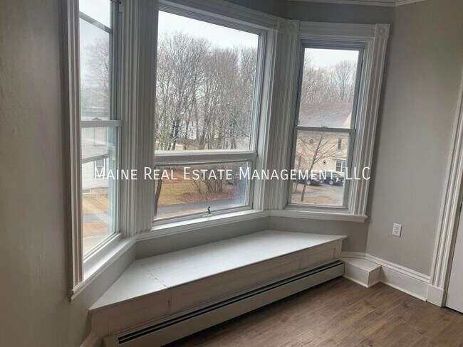 Building Photo - 372 Hammond St