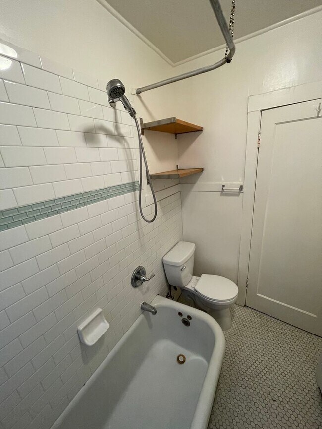 Building Photo - Charming one-bed, one-bath apartment in Midtown