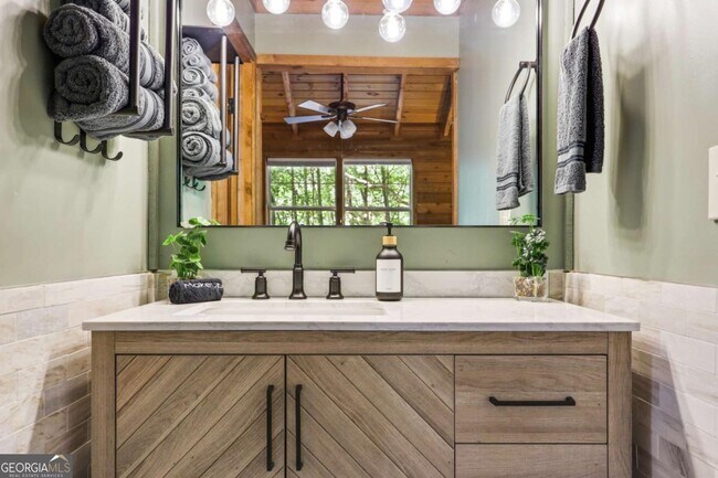 Building Photo - 166 Nantahala Pass Rd